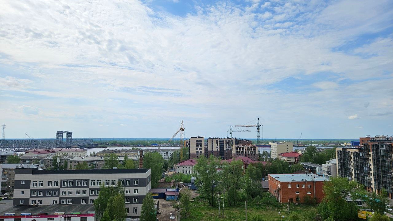 Вид из окна на Двину и мост